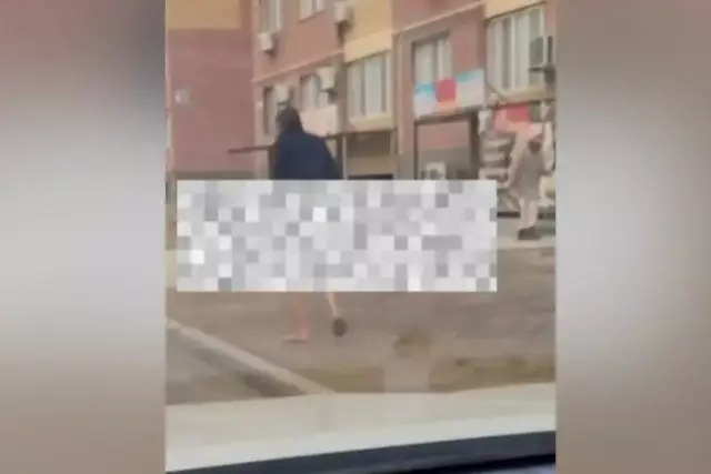 Атырауда егде жастағы ер адам көшеде іш киімсіз серуендеп жүрген