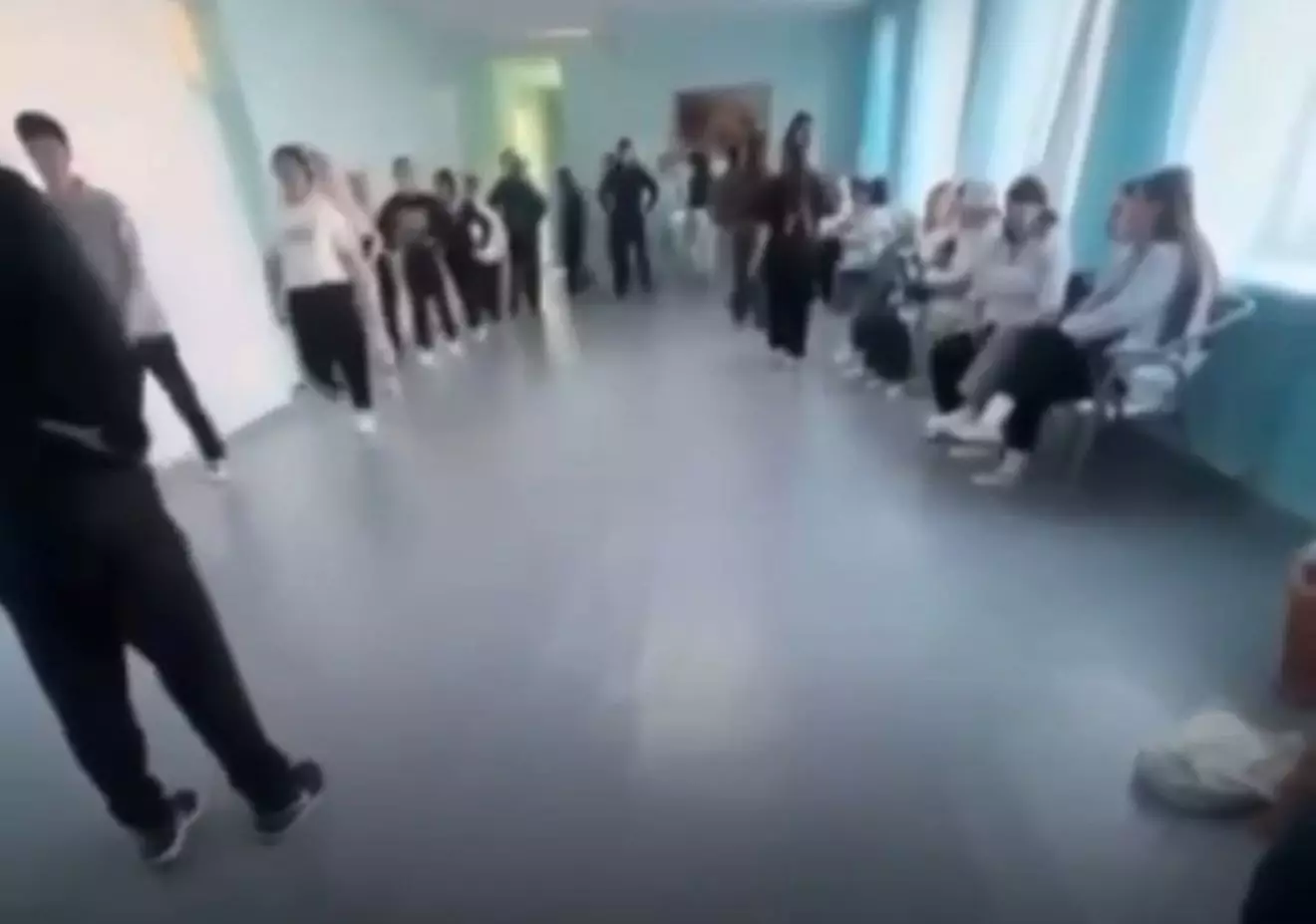 Қарағандыда колледж студенттері спортзал жоқтығынан дәлізде жаттығып жүр