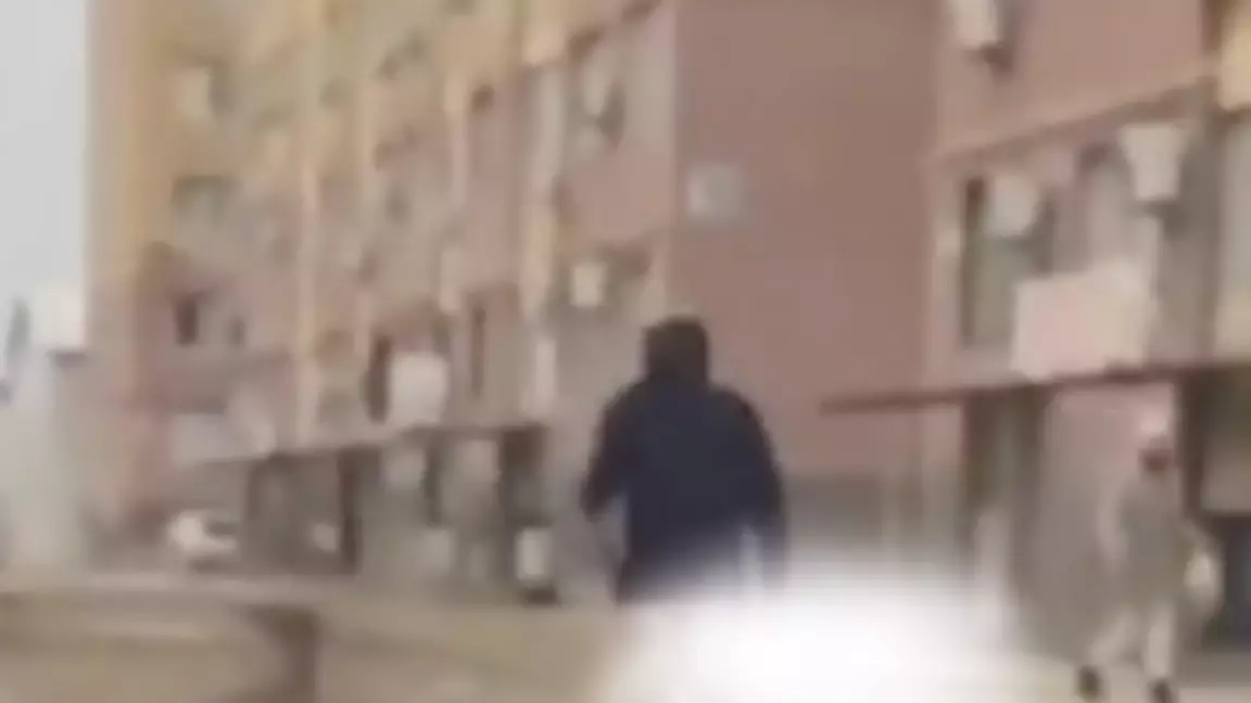 Атырау көшелерін жалаңаш кезіп жүрген ер адам жұртты шошытты