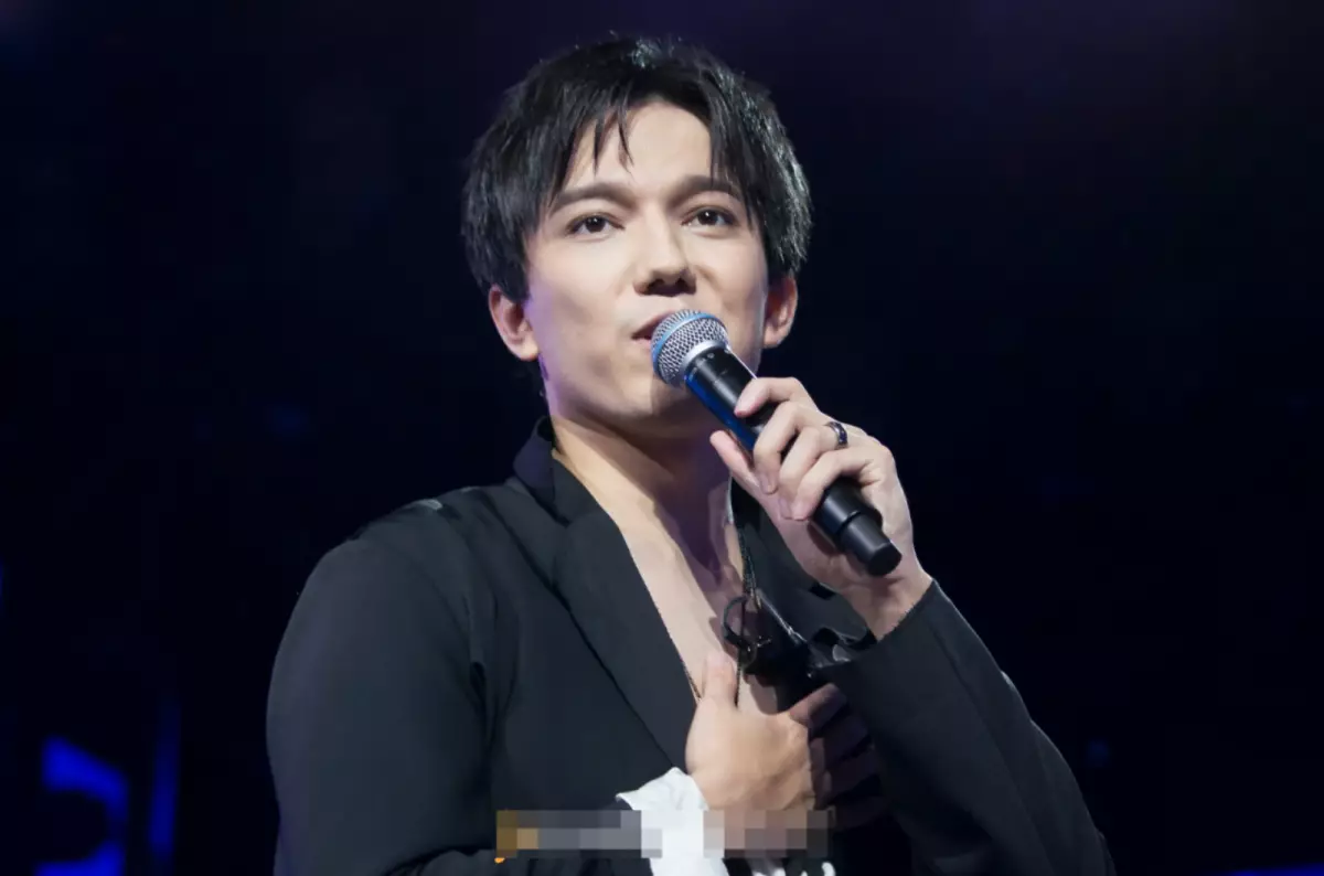 Фан-клуб Димаша Кудайбергена собрал средства для пострадавших от наводнения