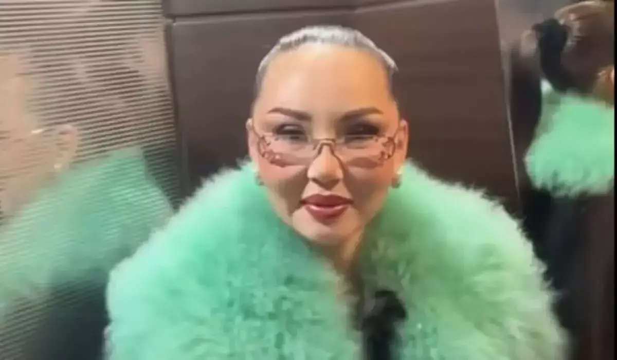 «Мен Алагөзовамын»: Баян Мақсатқызы лифт ішінде ыңғайсыз жағдайға қалды (ВИДЕО)