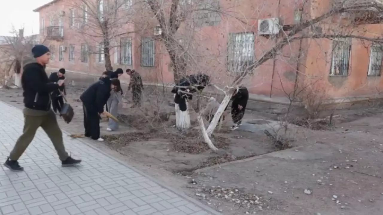 Волонтеры приводят в порядок скверы в Балхаше