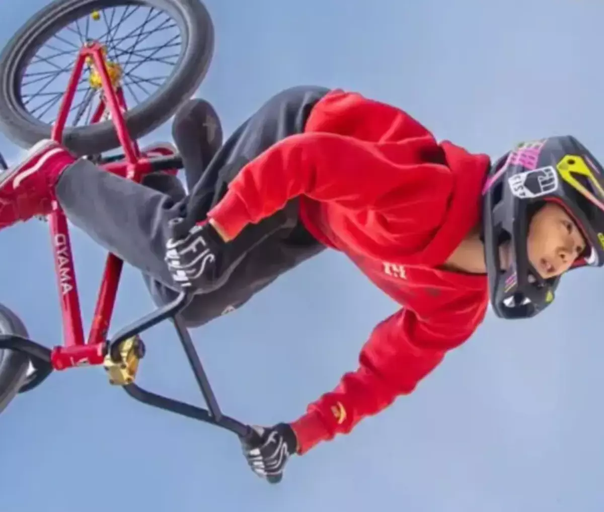 Юный экстремал из Китая вошёл в книгу рекордов Гиннесса за безумный трюк на велосипеде - новости на Lada.kz 20.11.2025