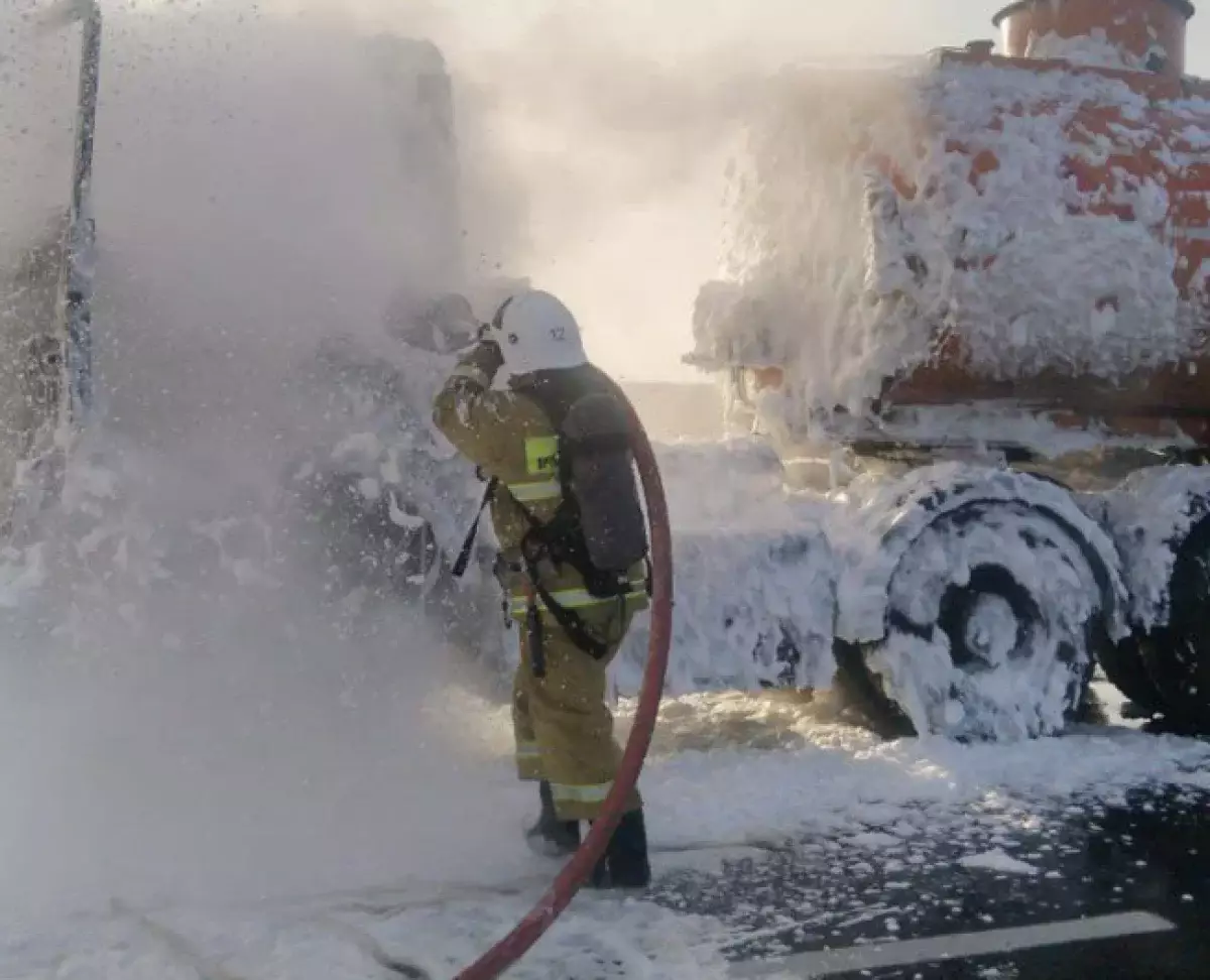 Нефтевоз вспыхнул на трассе в Кызылординской области