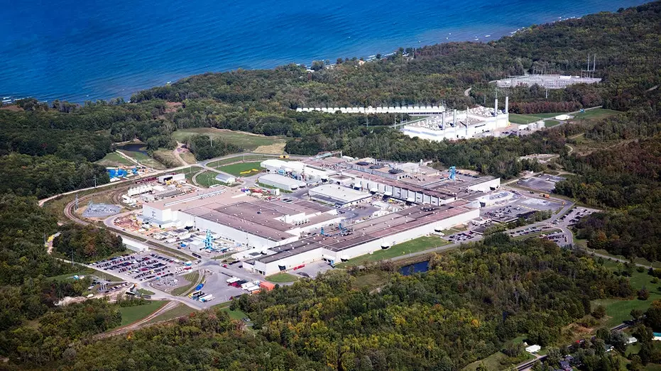 На заводе поставщика алюминия для Ford в Нью-Йорке снова произошел пожар спустя несколько месяцев после первого возгорания.