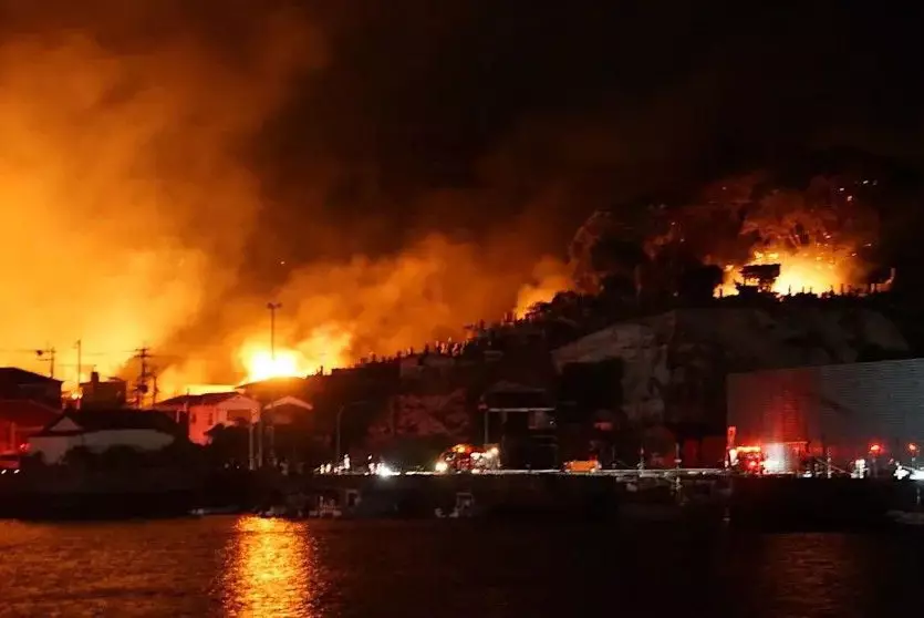 Масштабный пожар в Японии уничтожил целый городской квартал