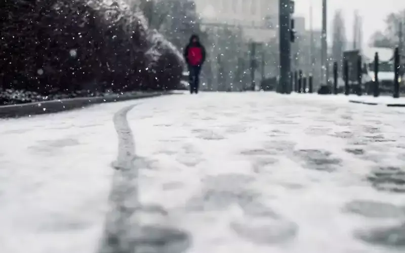 Казахстан готовится к снежным бурям, гололедице и туману в пятницу.