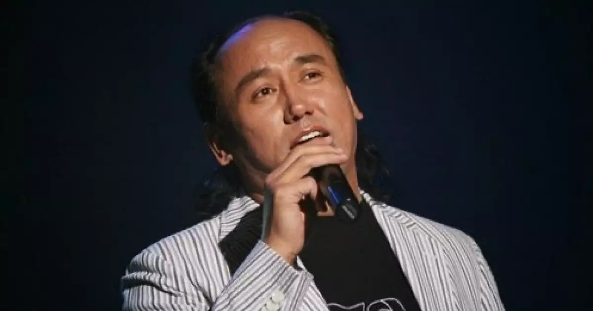  “Жеңілтек өмір болды”: Танымал әнші әйелі мен баласы қабылдамағанын айтты 