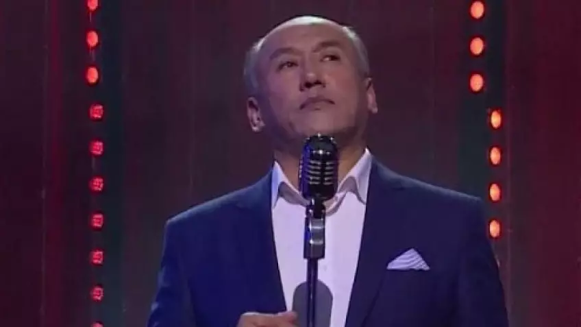 «Жеңілтек өмір сүрдім»: Танымал әнші өзін отбасы қабылдамай қойғанын айтты