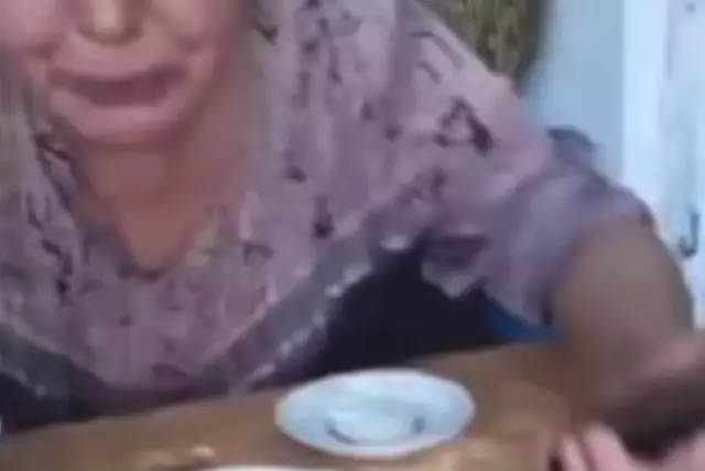 «Енесі келіні жеп отырған тамаққа түкірді»:  Әйел асты дастарханға төгіп, істеген ісін келініне жаба салды