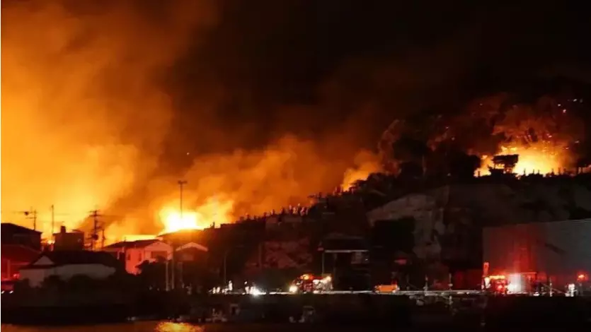 Жапониядағы ірі өрт қаланың бір бөлігінің тас-талқанын шығарды