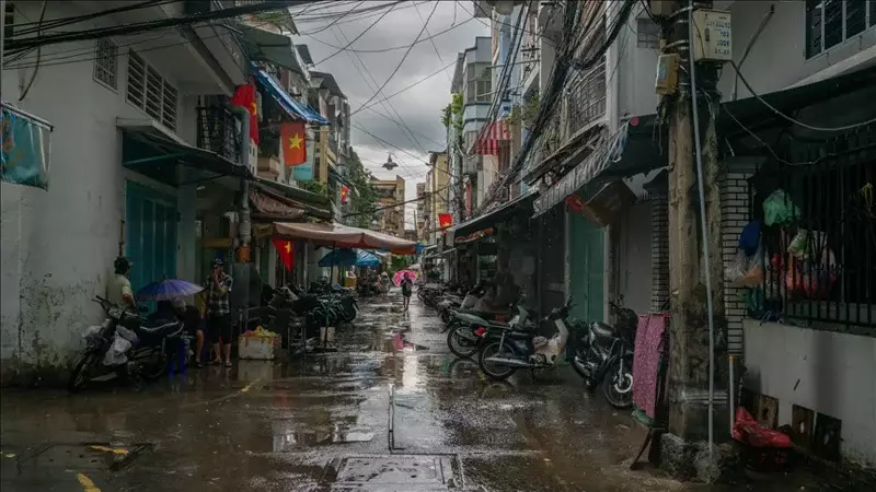 По меньшей мере 41 человек погибли из-за сильного дождя, наводнений и оползней в центральном Вьетнаме.