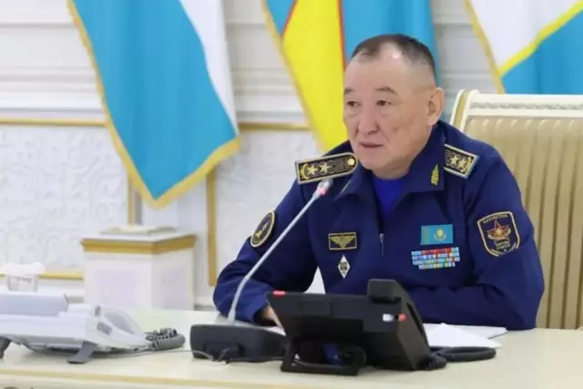 Қорғаныс министрі әскердегі әлімжеттікке қатысты сұраққа күліп жіберді