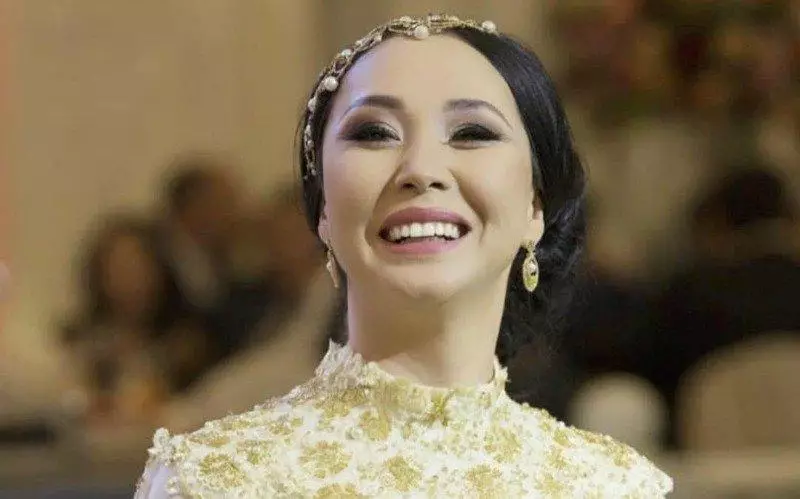 «Деңгейлері той тойлаудан аспаған»: Қарақат Әбілдина бір күнде 19 қыздың тұсауын кесті