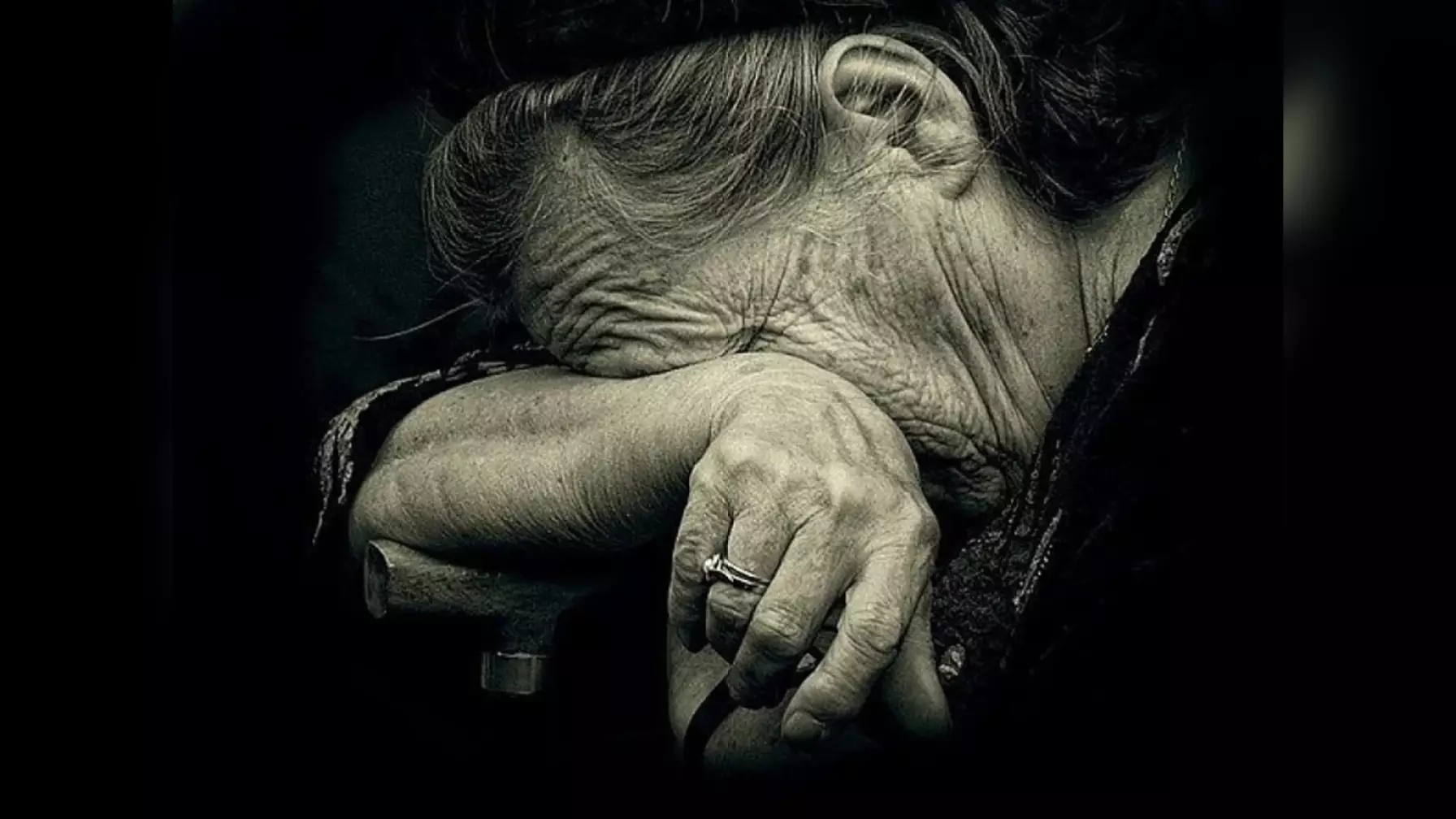 “Қамап ұстап, пәтерін атына аударып алған” - Астаналық қарияның жағдайы туралы жаға ұстатарлық ақпарат шықты (ФОТО)