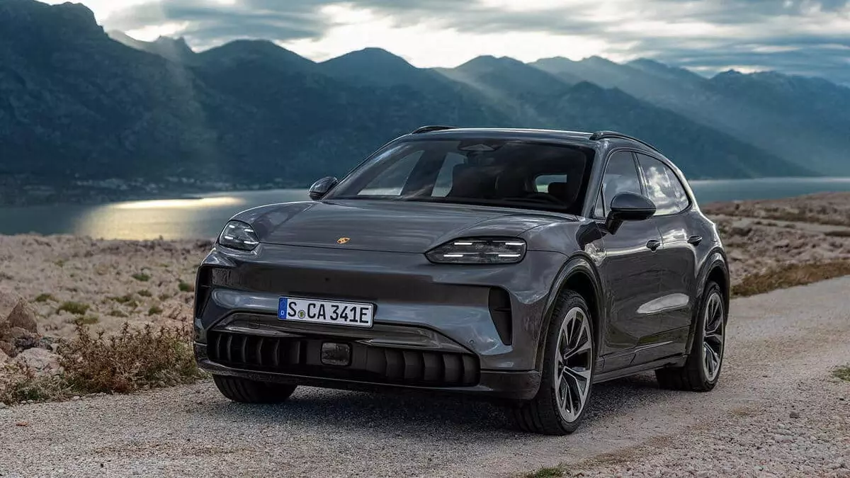 Porsche показал первые электрические Cayenne