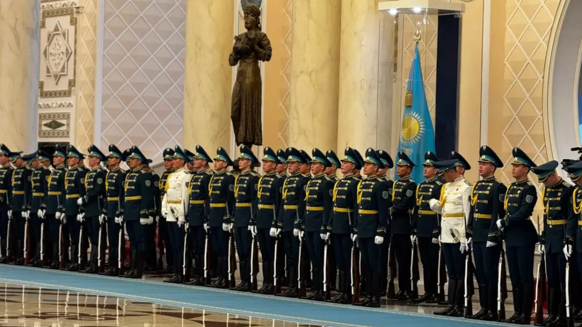 Тоқаев Ақордада Пашинянды қарсы алды