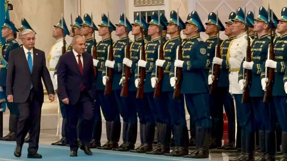 Президент Тоқаев Ақордада Пашинянды қарсы алды