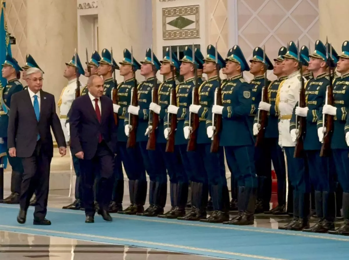 Тоқаев Ақордада Пашинянды салтанатты түрде қарсы алды