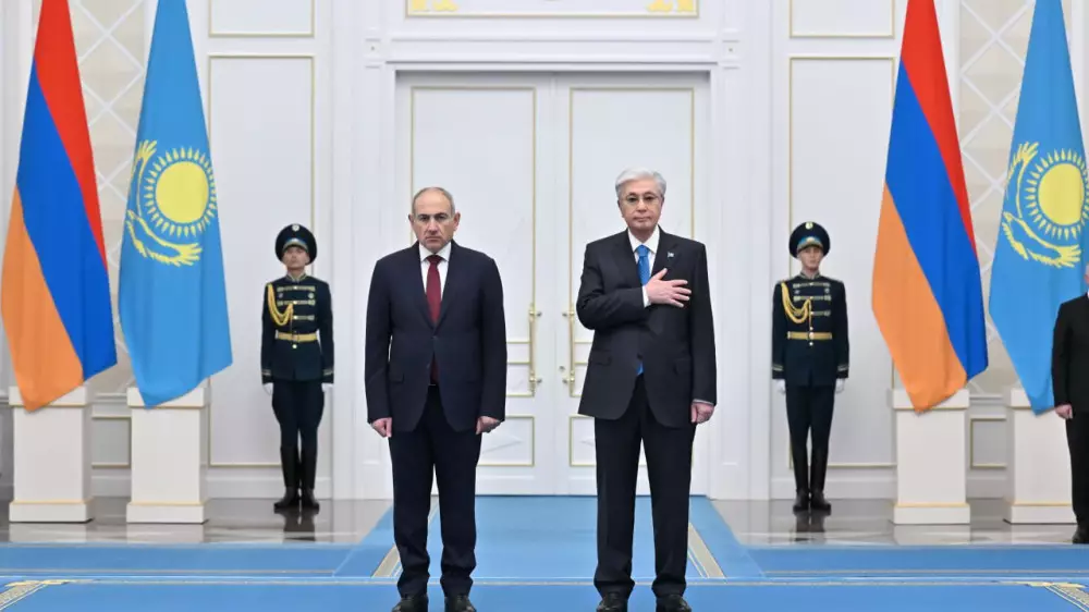 Тоқаев Ақордада Пашинянды қарсы алды