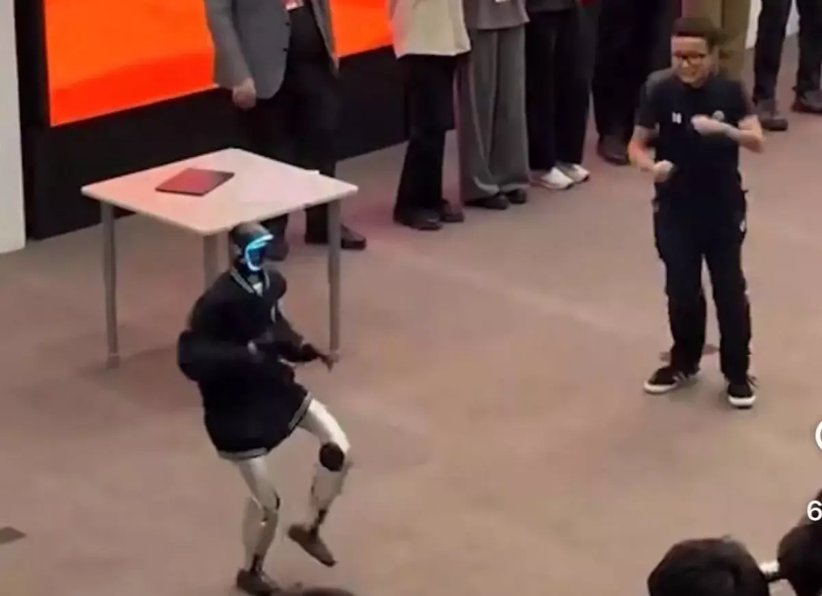 Робот станцевал под Кайрата Нуртаса и взорвал казнет