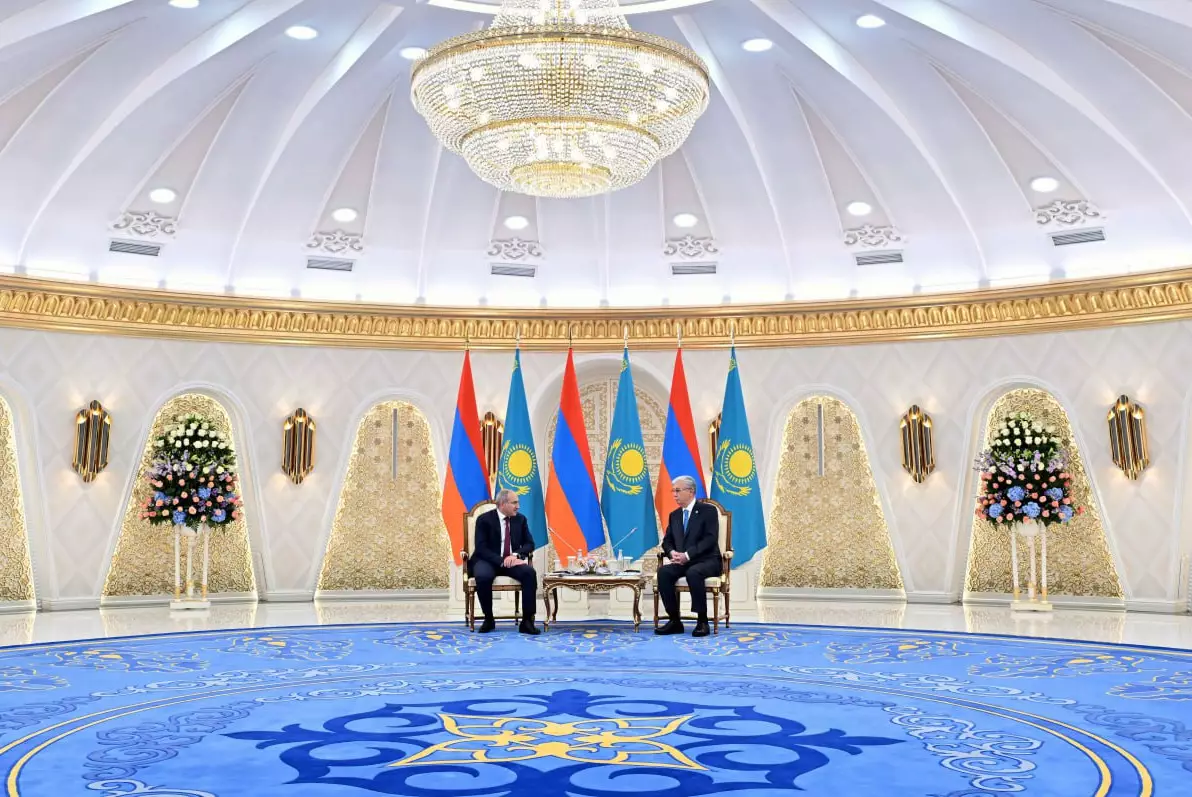 Токаев провёл переговоры с Пашиняном