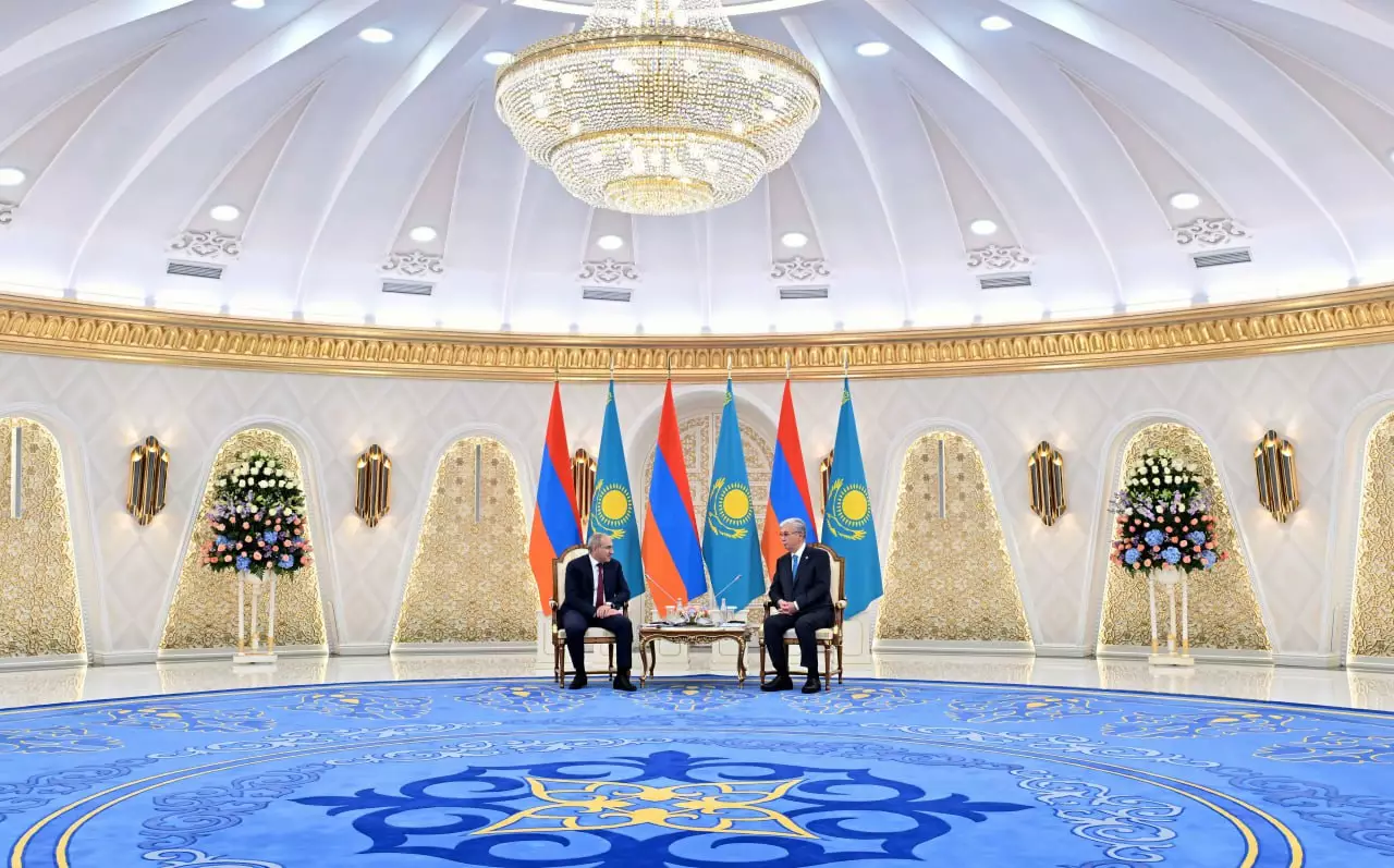 Тоқаев Армения Премьер-министрімен келіссөз жүргізді