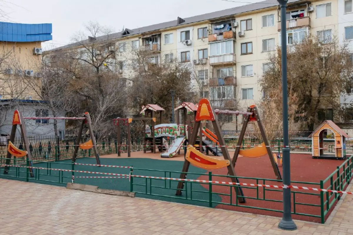 В Атырау завершается строительство 40 новых игровых зон и площадок