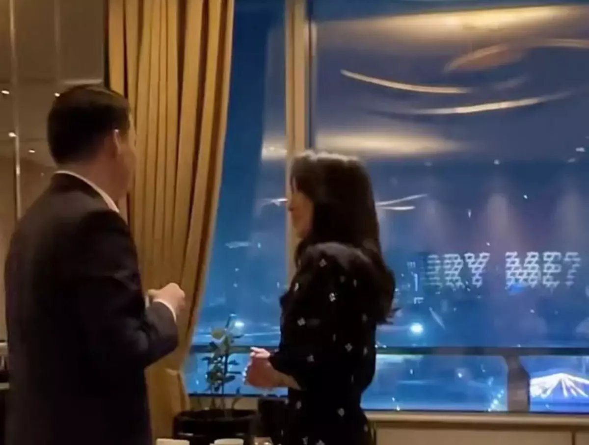 В сети раскритиковали казахстанца, сделавшего предложение на ЭКСПО-шаре