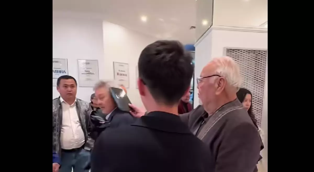 «Алжиын деген»: Асанәлі Әшімов шәкіртінің басынан салып қалды (ВИДЕО)