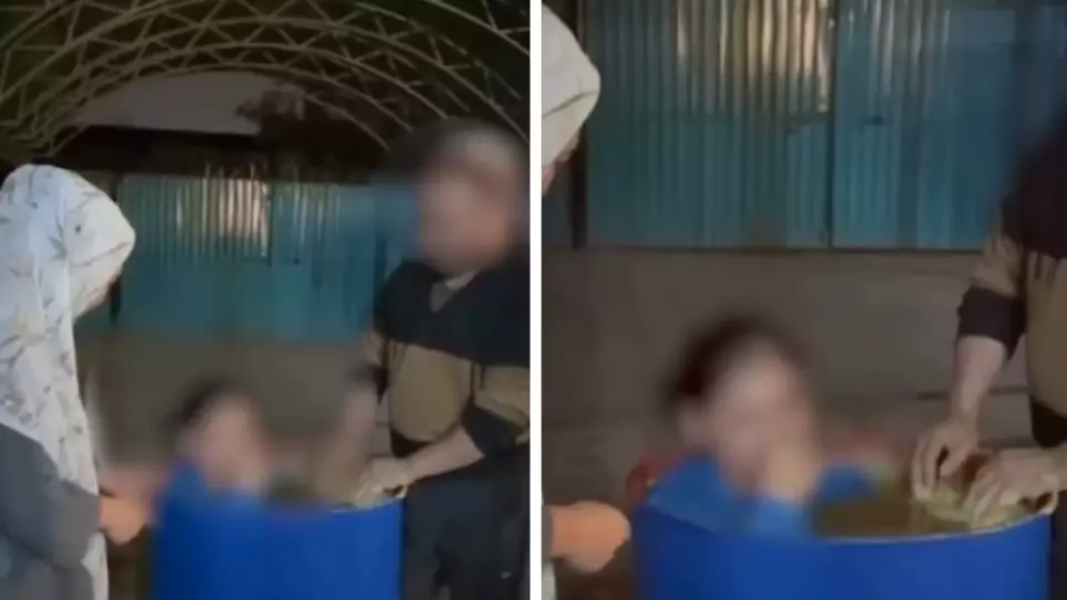 Хиджаб киюден бас тартқан қызын аяусыз ұрып-соққан ата-ананың әрекеті жұртты шошытты (ВИДЕО)