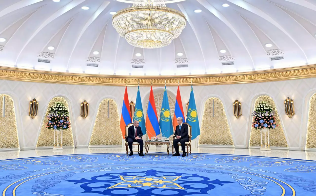 Глава государства провел переговоры с Премьер-министром Армении