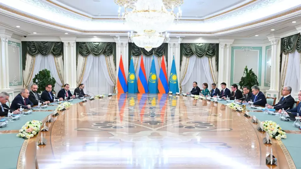 Қазақстан Президенті мен Армения премьер-министрі кеңейтілген құрамда келіссөз жүргізді