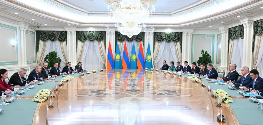 Тоқаев пен Пашинян кеңейтілген құрамда келіссөз жүргізді