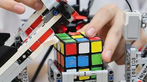 Астаналық оқушы Рубик текшесін бір минутта құрастыратын робот жасады