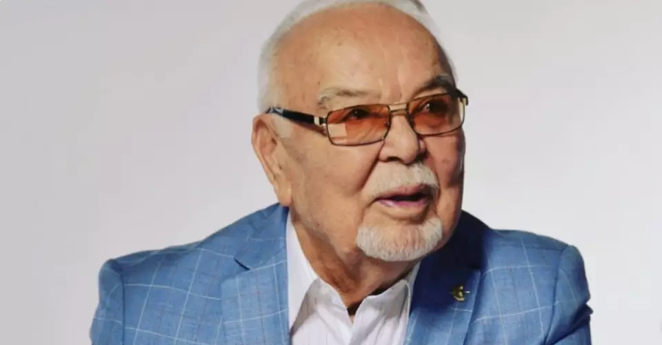 «Ерсі қылық екен»: Асанәлі Әшімов шәкіртінің басынан салып қалды(ФОТО)