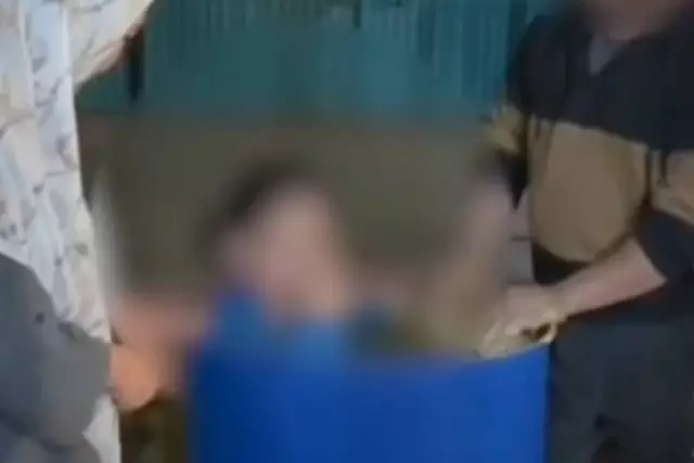 Хиджаб киюден бас тартқан қызды ата-анасы суға тұншықтырып қорлаған