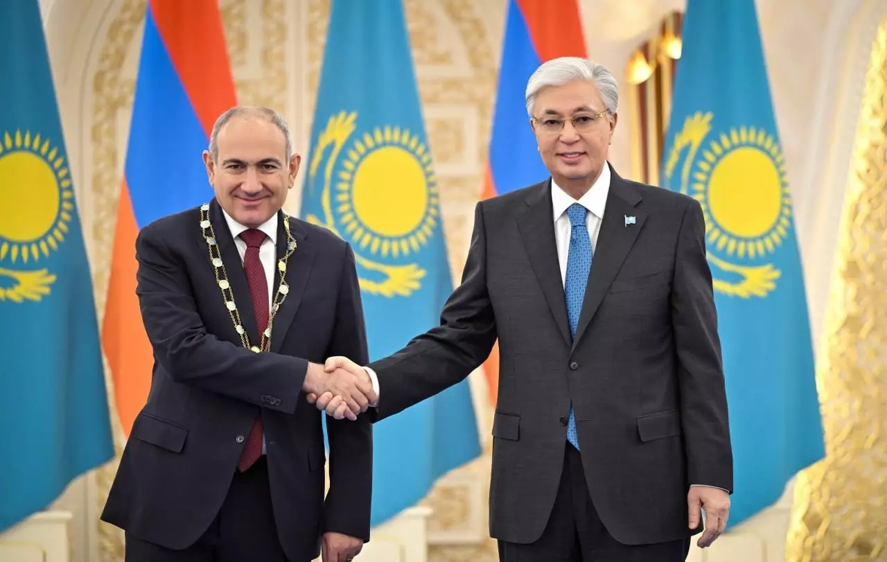 Токаев наградил Пашиняна орденом