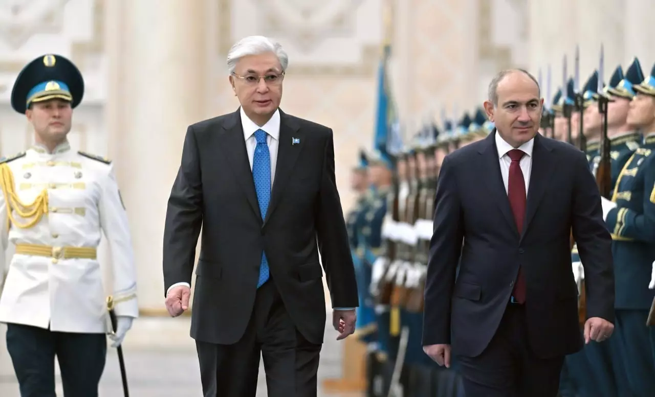 Токаев и Пашнинян провели переговоры в расширенном формате