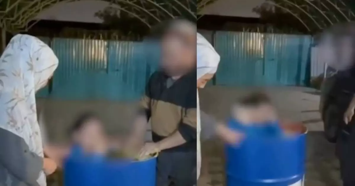  20 жастағы қызға ата-анасы оқуға тыйым салып, хиджаб киюге мәжбүрлеген 