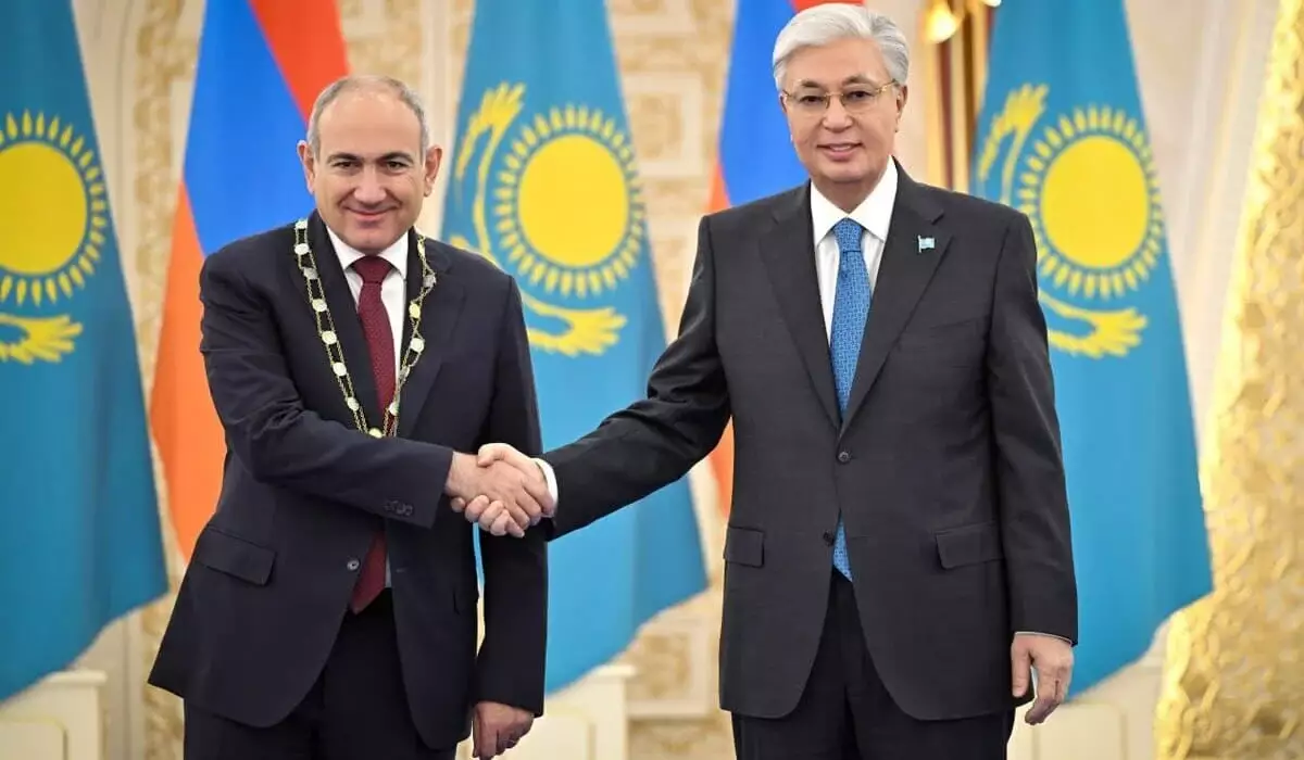 Президент Казахстана наградил премьера Армении орденом «Алтын Қыран»