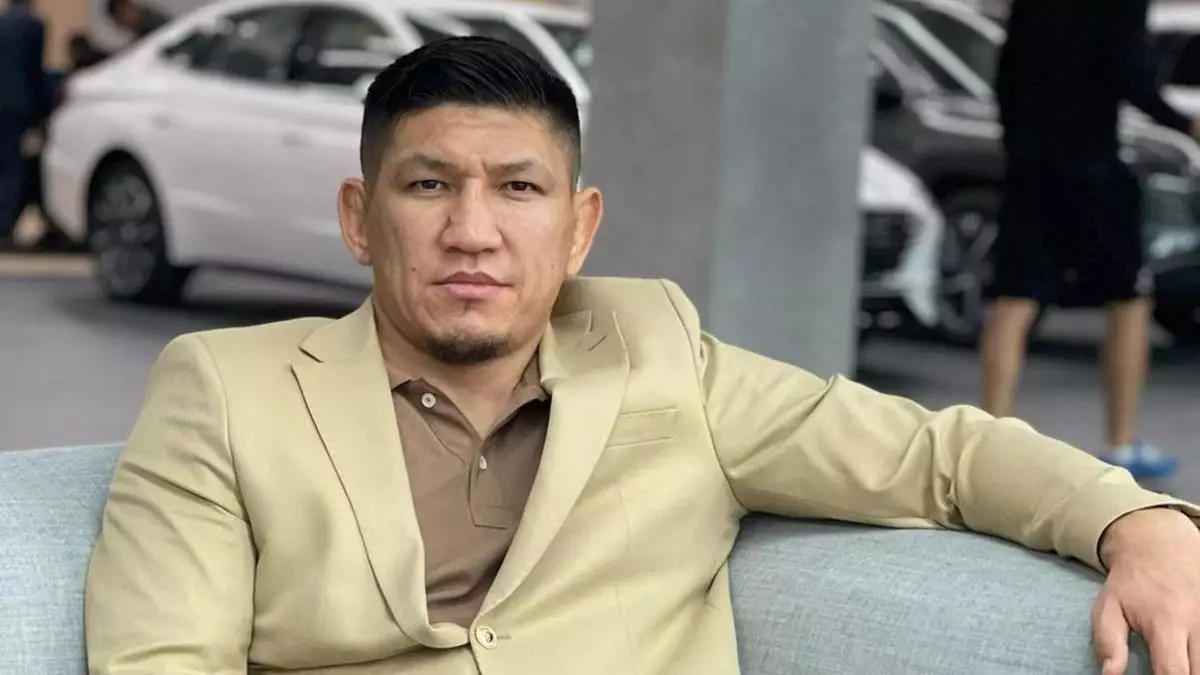 «Түрің түсініксіз. Жасайтын да жерің қалмаған!»: Қуат Хамитов тікелей эфирде қызға тиісіп шүйлікті (ФОТО)