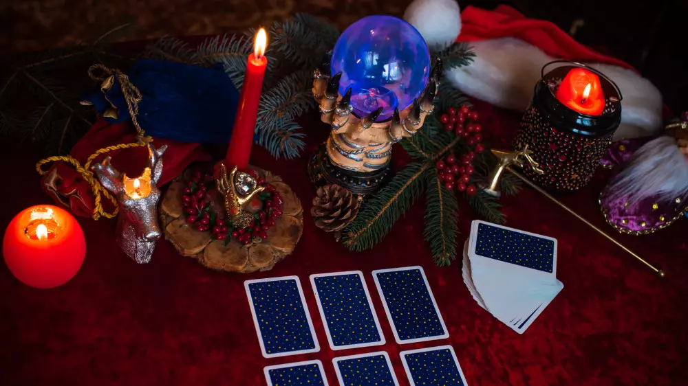 Гороскоп на декабрь: кого ждут премии, а кому предстоят важные разговоры