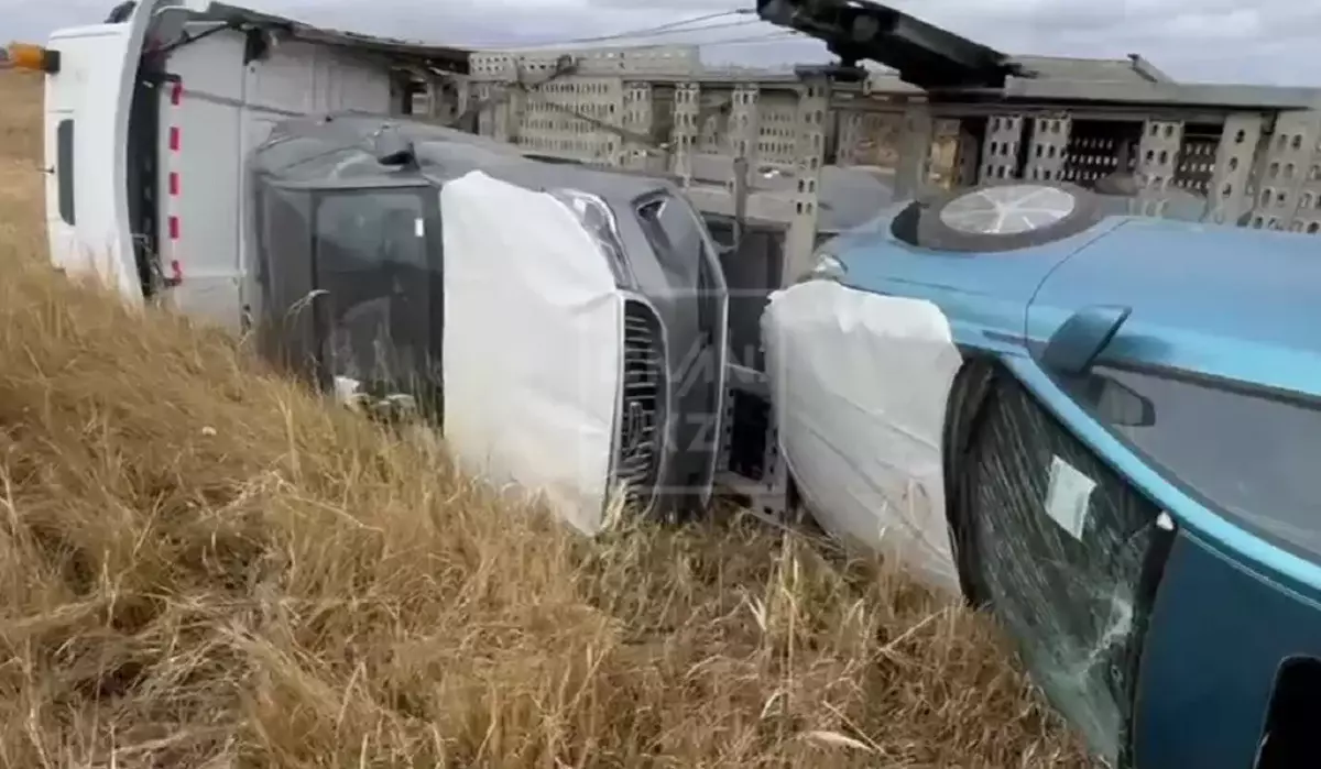 Ақмола облысында су жаңа автомобильдер тиеген көлік аударылып қалды