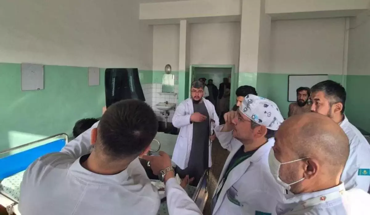 Медики из Казахстана проводят операции пострадавшим при землетрясении жителям Афганистана