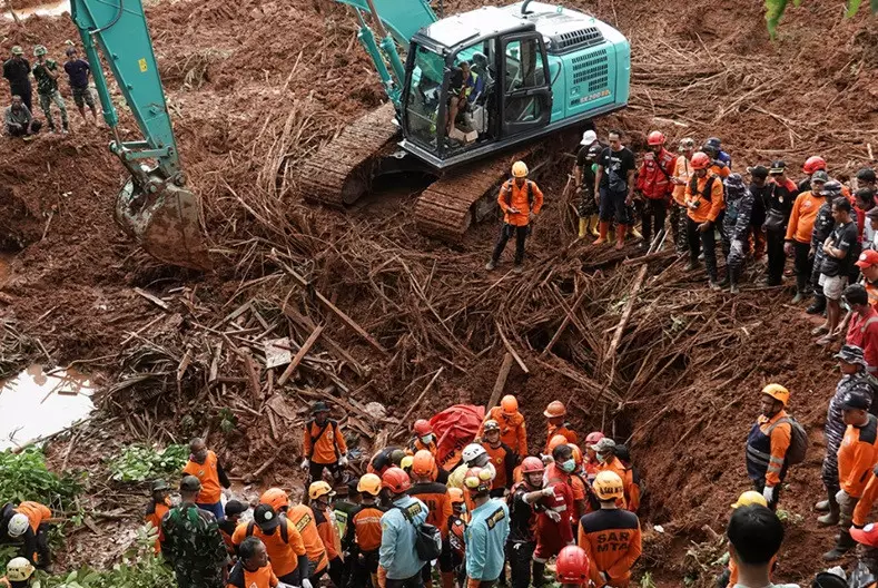 Ливни вызвали смертельный оползень в Индонезии, 10 погибших