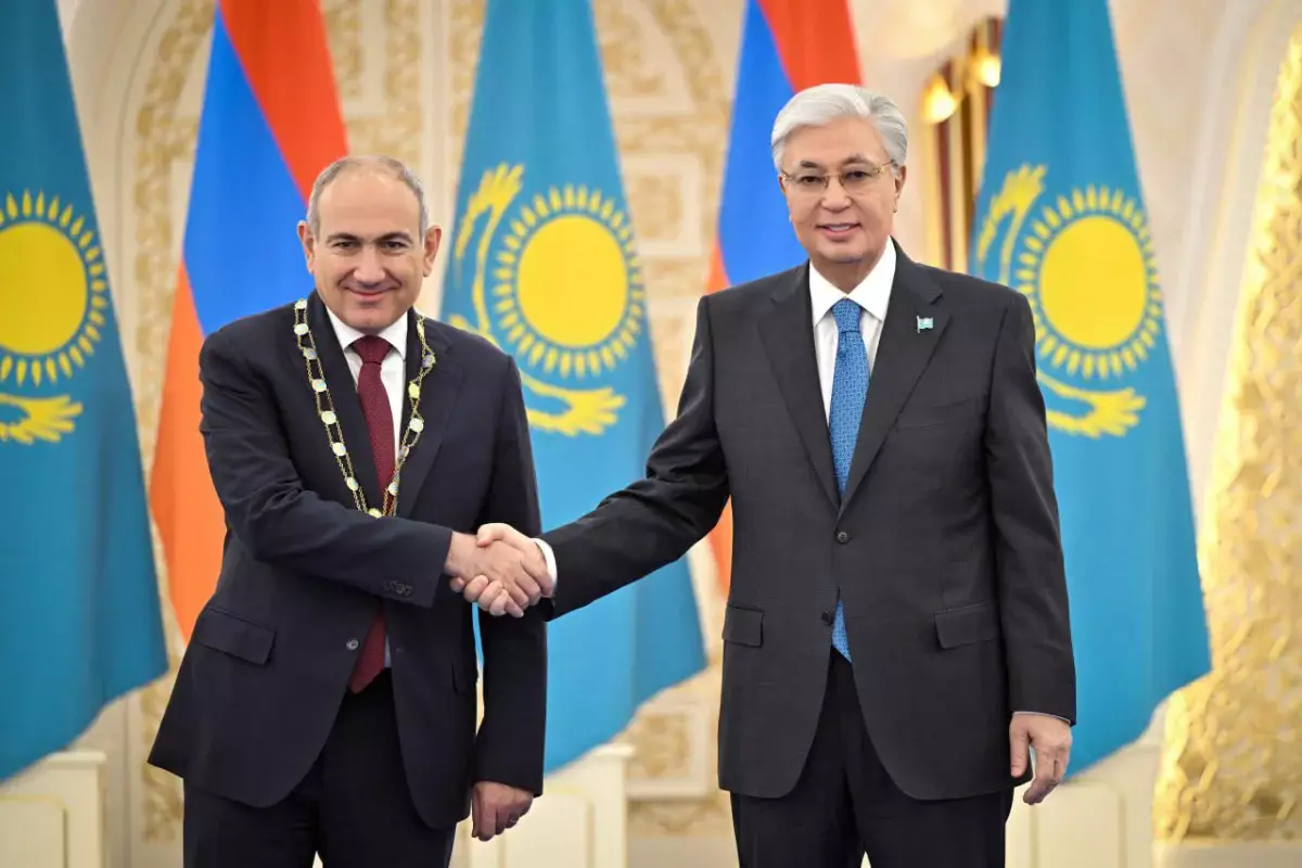 Токаев наградил Пашиняна государственным орденом «Алтын Қыран»