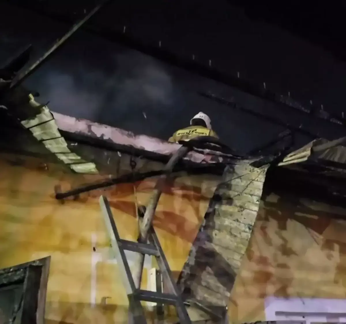 В Мунайлинском районе пожар едва не уничтожил жилой дом - новости на Lada.kz 21.11.2025