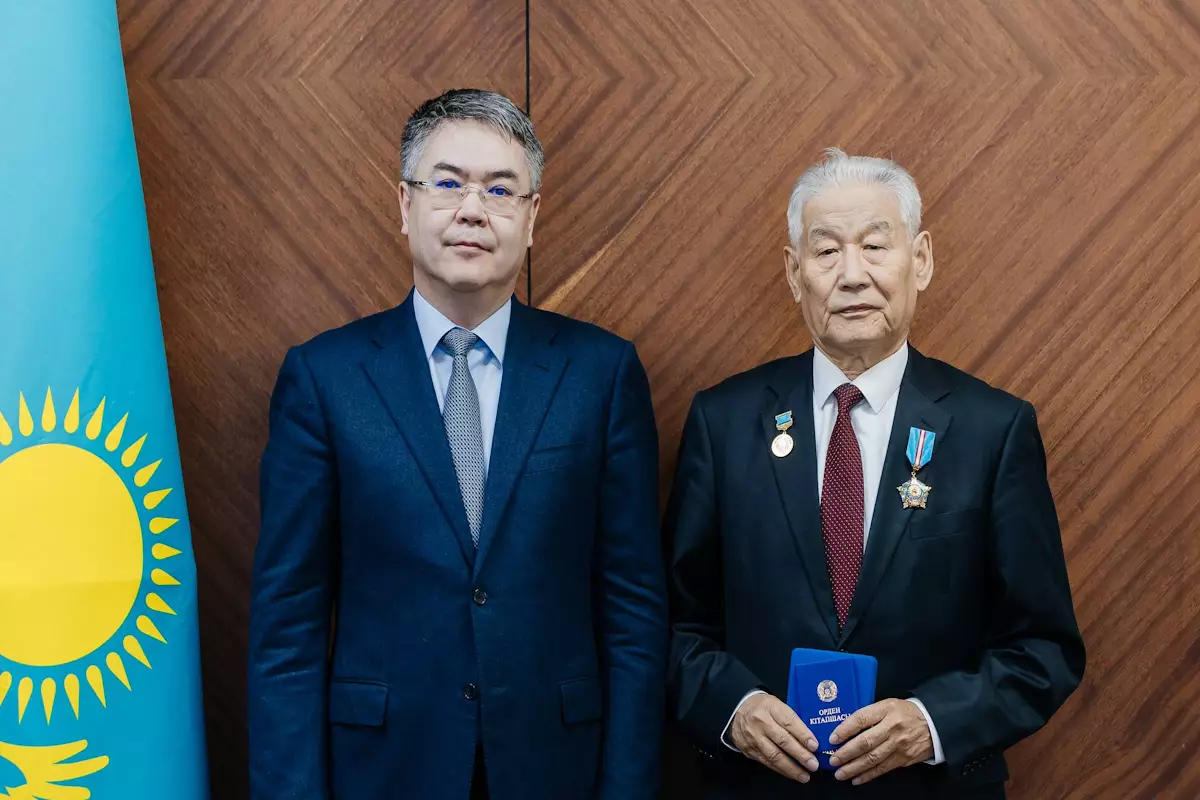 Аким Атырауской области наградил работников сельского хозяйства 