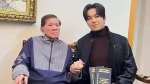 Димаш Құдайберген ақын Мұхтар Шахановқа көңіл айтты